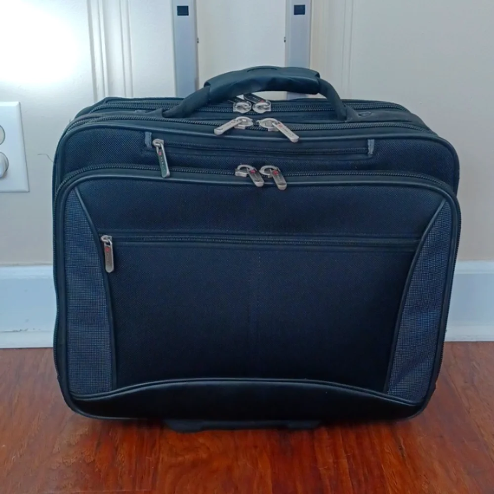 Foray Rolling Laptop/Computer/Pilot/Flight Travel Bag. Multiple Partitions - Picture 2 of 16